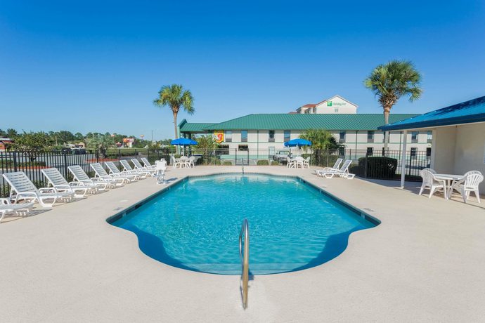 Imagen de la piscina del Hotel Super 8 By Wyndham Valdosta Ga I-75. Foto 20