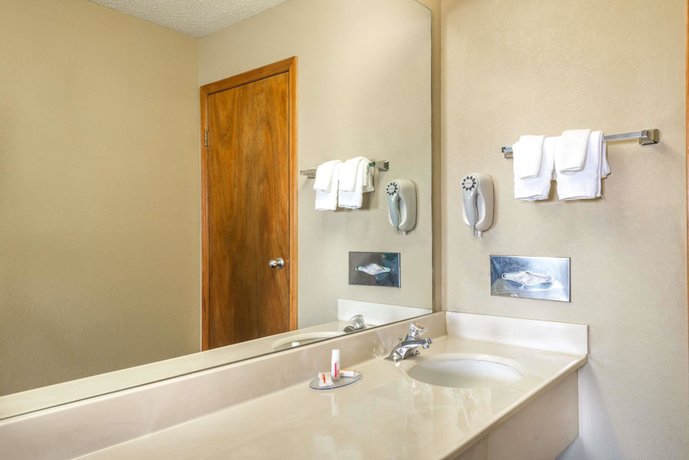 Imagen de la habitación del Hotel Super 8 By Wyndham Vandalia/dayton International Airport. Foto 12