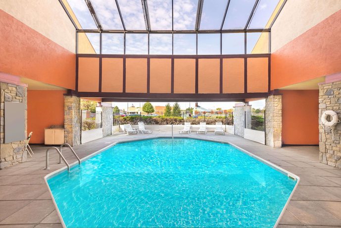 Imagen de la piscina del Hotel Super 8 By Wyndham Vandalia/dayton International Airport. Foto 16