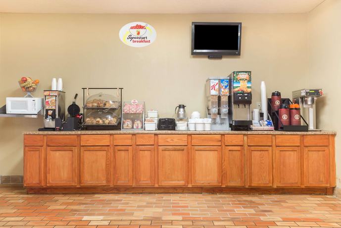 Imagen del bar/restaurante del Hotel Super 8 By Wyndham Vandalia/dayton International Airport. Foto 3