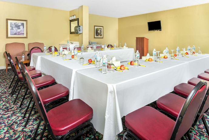 Imagen del bar/restaurante del Hotel Super 8 By Wyndham Vandalia/dayton International Airport. Foto 4