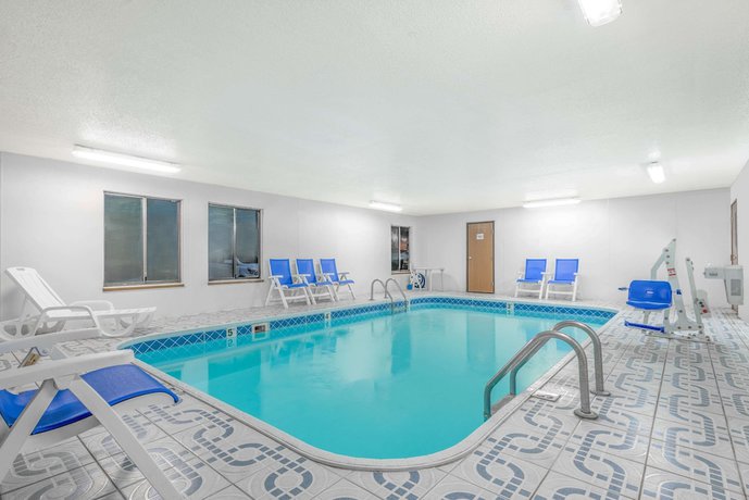 Imagen de la piscina del Hotel Super 8 By Wyndham Vincennes. Foto 16
