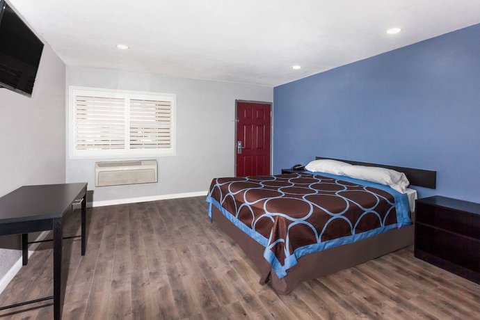 Imagen de la habitación del Hotel Super 8 By Wyndham Visalia. Foto 8