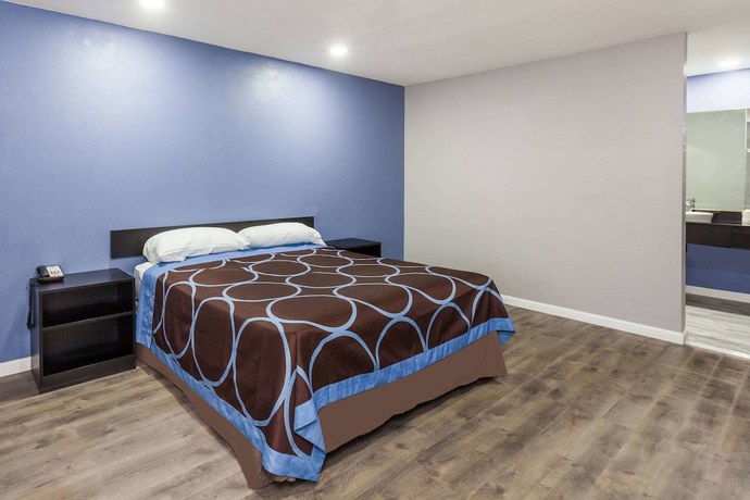 Imagen de la habitación del Hotel Super 8 By Wyndham Visalia. Foto 11