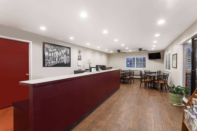 Imagen de los interiores del Hotel Super 8 By Wyndham Visalia. Foto 13