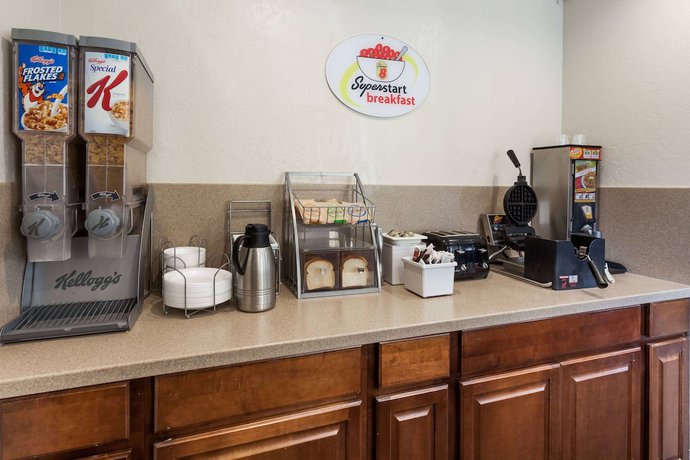 Imagen de los interiores del Hotel Super 8 By Wyndham Visalia. Foto 14