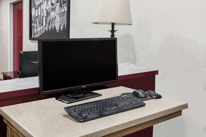 Imagen de los interiores del Hotel Super 8 By Wyndham Visalia. Foto 15