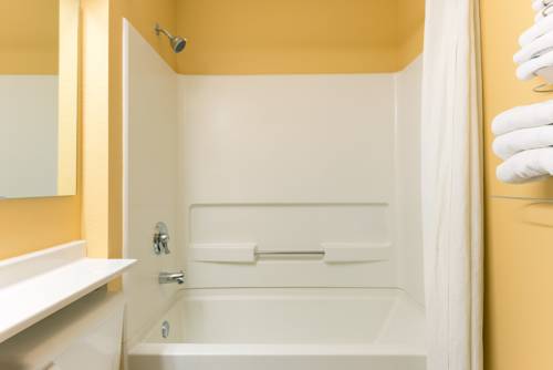 Imagen de la habitación del Hotel Super 8 By Wyndham Warrenton. Foto 6