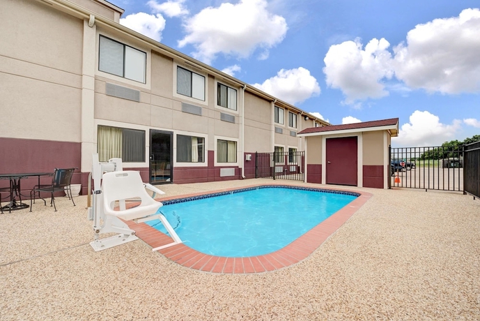 Imagen de la piscina del Hotel Super 8 By Wyndham Waxahachie Tx. Foto 18