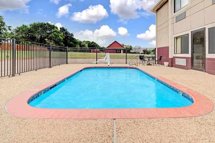 Imagen de la piscina del Hotel Super 8 By Wyndham Waxahachie Tx. Foto 19