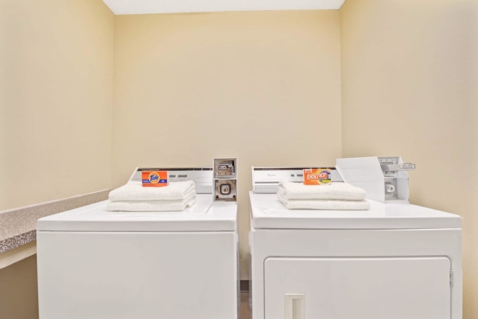 Imagen de los interiores del Hotel Super 8 By Wyndham Waxahachie Tx. Foto 17