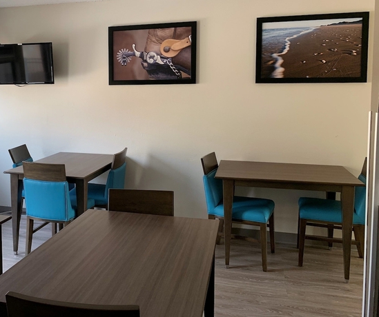 Imagen del bar/restaurante del Hotel Super 8 By Wyndham Waxahachie Tx. Foto 2