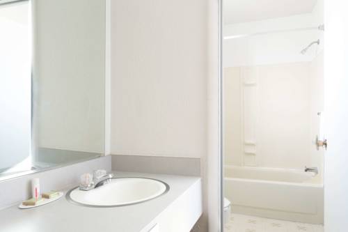 Imagen de la habitación del Hotel Super 8 By Wyndham Wells. Foto 3