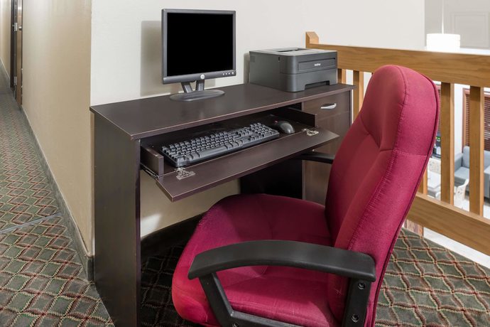 Imagen de los interiores del Hotel Super 8 By Wyndham West Plains. Foto 17