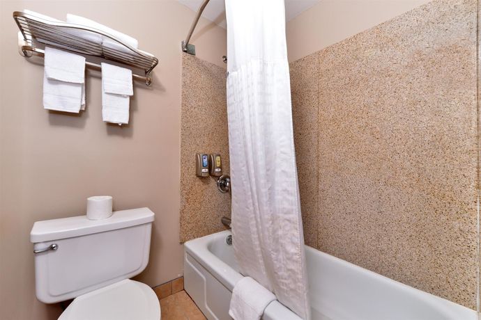 Imagen de los interiores del Hotel Super 8 By Wyndham Wichita Airport. Foto 14