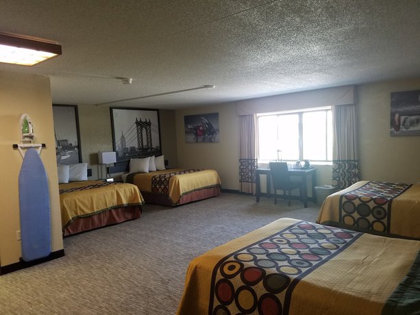 Imagen de la habitación del Hotel Super 8 By Wyndham Wichita North. Foto 4