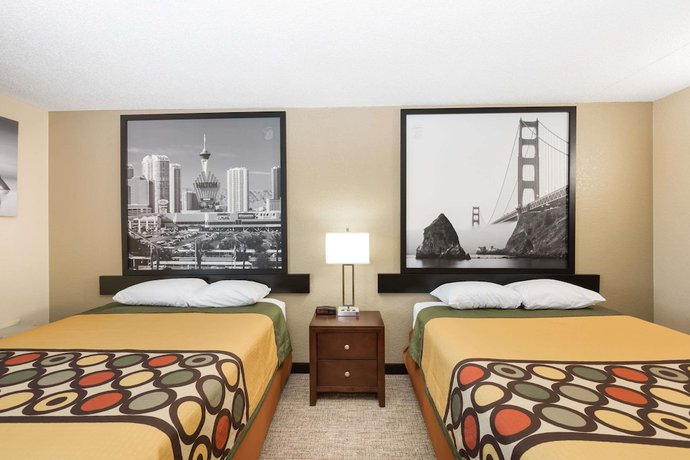 Imagen de la habitación del Hotel Super 8 By Wyndham Wichita North. Foto 6