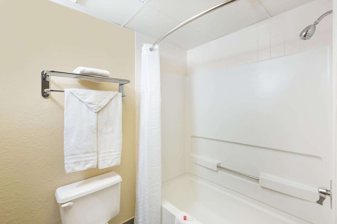 Imagen de la habitación del Hotel Super 8 By Wyndham Wichita North. Foto 8