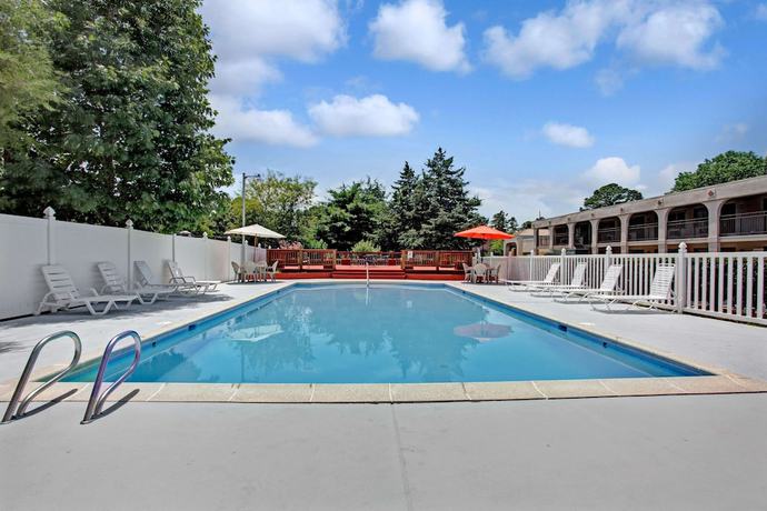 Imagen de la piscina del Hotel Super 8 By Wyndham Williamsburg/historic Area. Foto 19