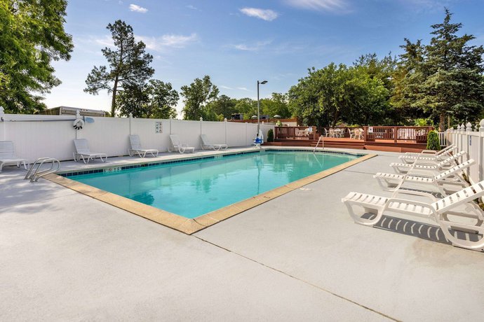 Imagen de la piscina del Hotel Super 8 By Wyndham Williamsburg/historic Area. Foto 20