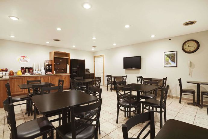 Imagen del bar/restaurante del Hotel Super 8 By Wyndham Williston Nd. Foto 2