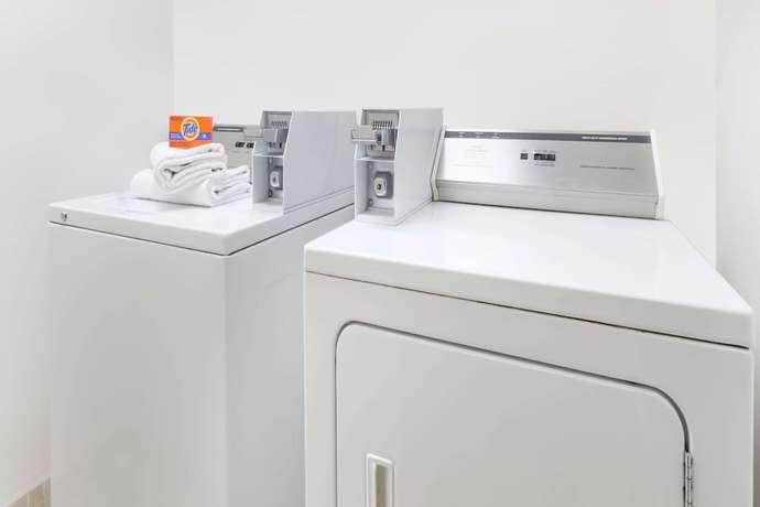 Imagen de los interiores del Hotel Super 8 By Wyndham Woodstock. Foto 20