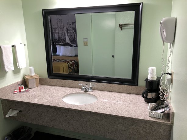 Imagen de la habitación del Hotel Super 8 By Wyndham Yreka. Foto 8