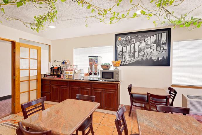 Imagen del bar/restaurante del Hotel Super 8 By Wyndham Yucca Val/joshua Tree Nat Pk Area. Foto 3