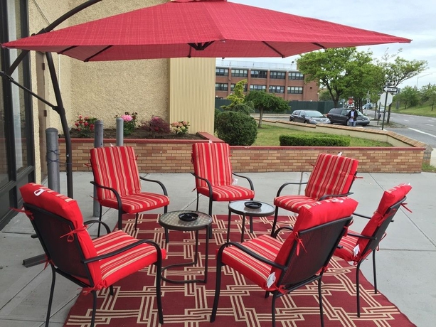 Imagen de los exteriores del Hotel Super 8 Jamaica North Conduit. Foto 11