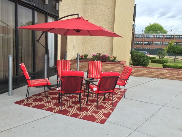 Imagen de los exteriores del Hotel Super 8 Jamaica North Conduit. Foto 13