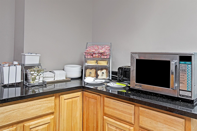 Imagen del bar/restaurante del Hotel Super 8 Jamaica North Conduit. Foto 3