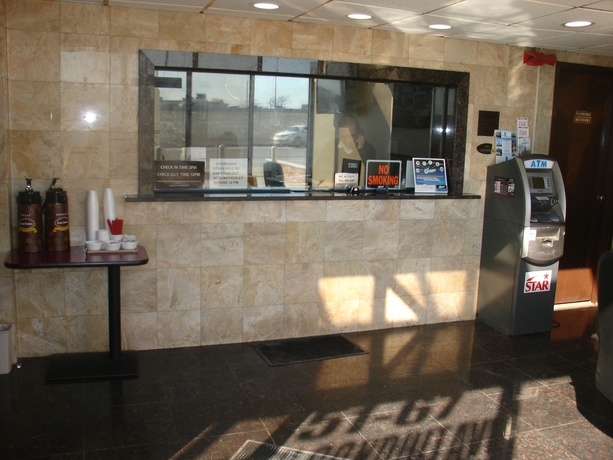 Imagen de los interiores del Hotel Super 8 Jamaica North Conduit. Foto 16