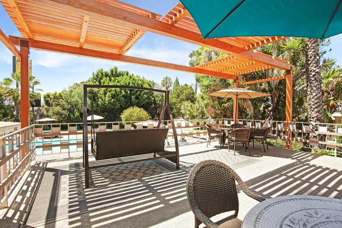 Imagen de la piscina del Hotel Super 8 Long Beach. Foto 14