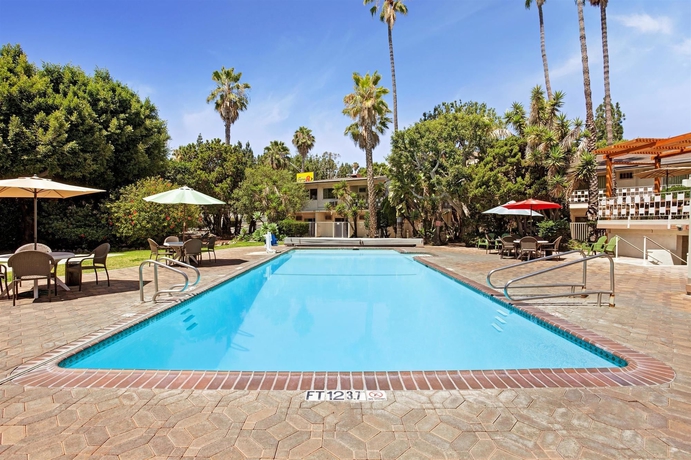 Imagen de la piscina del Hotel Super 8 Long Beach. Foto 15