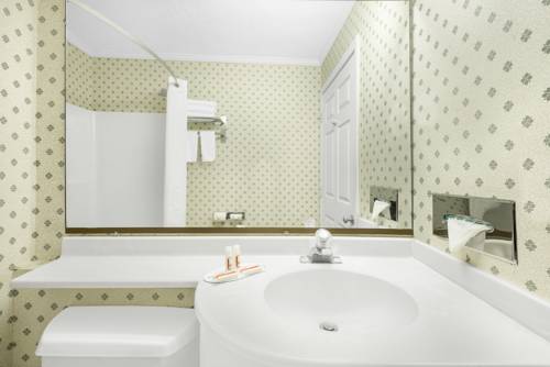 Imagen de la habitación del Hotel Super 8 Maumee/Toledo, OH. Foto 5
