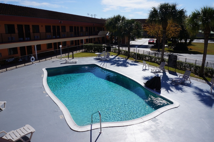 Imagen de la piscina del Hotel Super 8 Naples. Foto 16