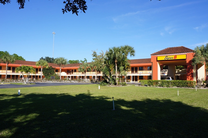 Imagen de los exteriores del Hotel Super 8 Naples. Foto 13