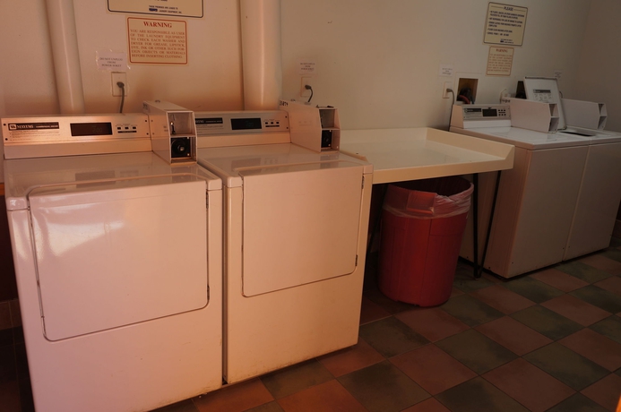 Imagen de los interiores del Hotel Super 8 Naples. Foto 14