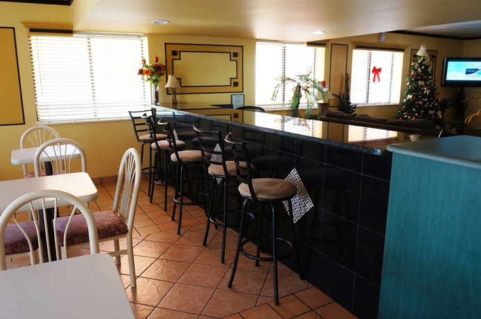 Imagen del bar/restaurante del Hotel Super 8 Naples. Foto 5