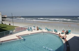 Imagen de la piscina del Hotel Super 8 Oceanfront. Foto 3