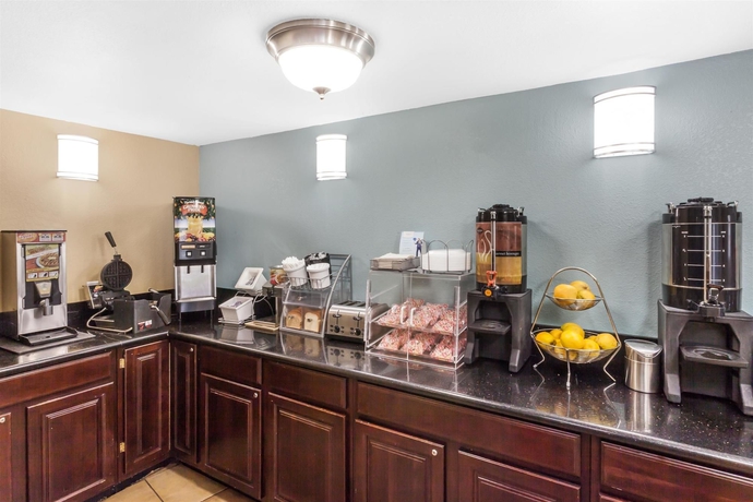 Imagen del bar/restaurante del Hotel Super 8 Oceanside. Foto 2