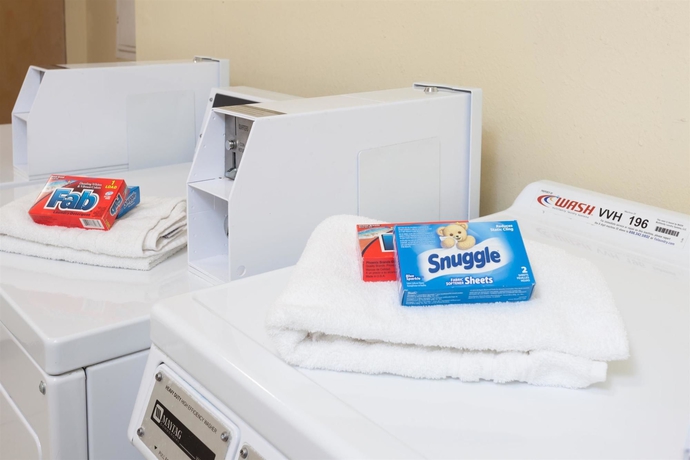 Imagen de los interiores del Hotel Super 8 Oceanside. Foto 11