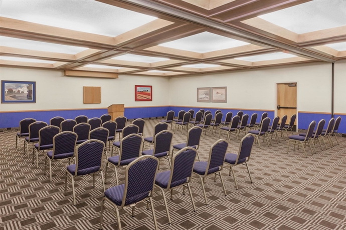 Imagen de los interiores del Hotel Super 8 Oceanside. Foto 14