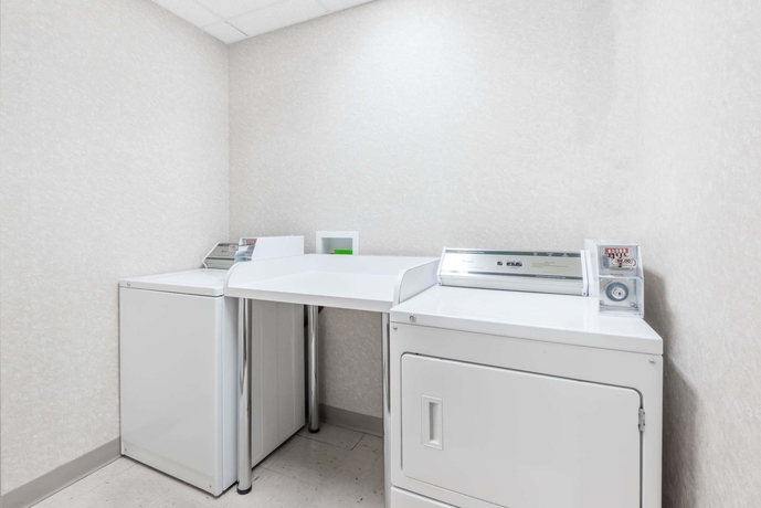 Imagen de los interiores del Hotel Super 8 Red Deer City Centre. Foto 15