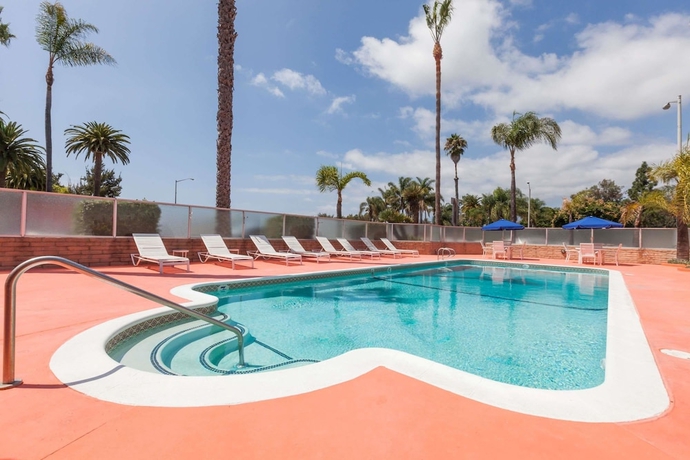 Imagen de la piscina del Hotel Super 8 Santa Barbara/goleta. Foto 16