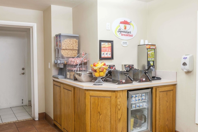 Imagen del bar/restaurante del Hotel Super 8 Santa Barbara/goleta. Foto 3