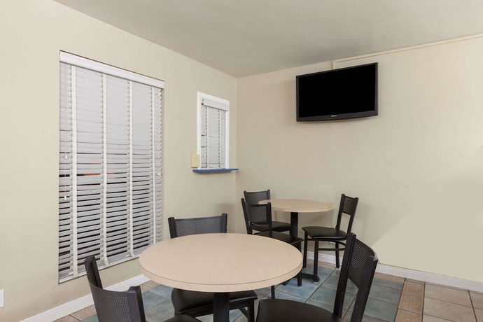 Imagen de los interiores del Hotel Super 8 Santa Barbara/goleta. Foto 15