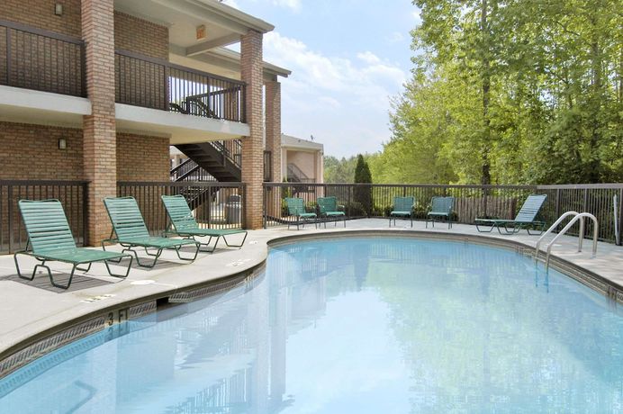 Imagen de la piscina del Hotel Super 8 by Wyndham Acworth/Atlanta Area. Foto 17