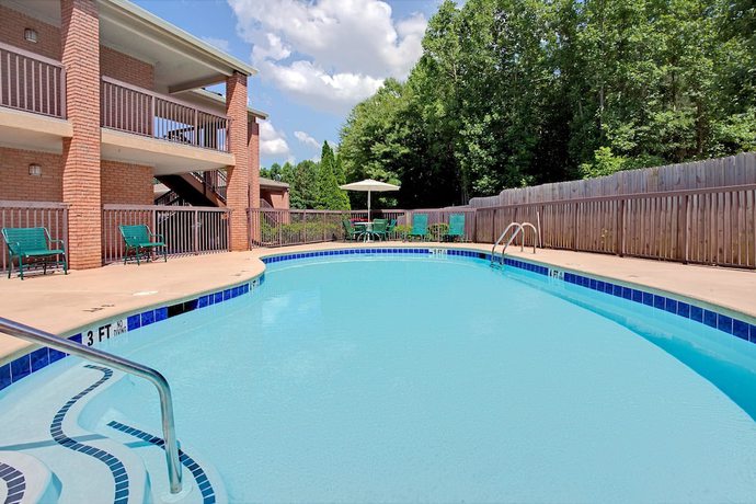 Imagen de la piscina del Hotel Super 8 by Wyndham Acworth/Atlanta Area. Foto 18