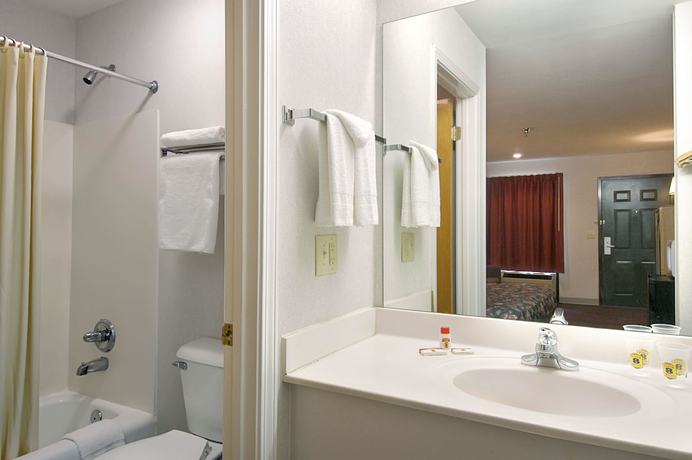 Imagen de la habitación del Hotel Super 8 by Wyndham Acworth/Atlanta Area. Foto 8
